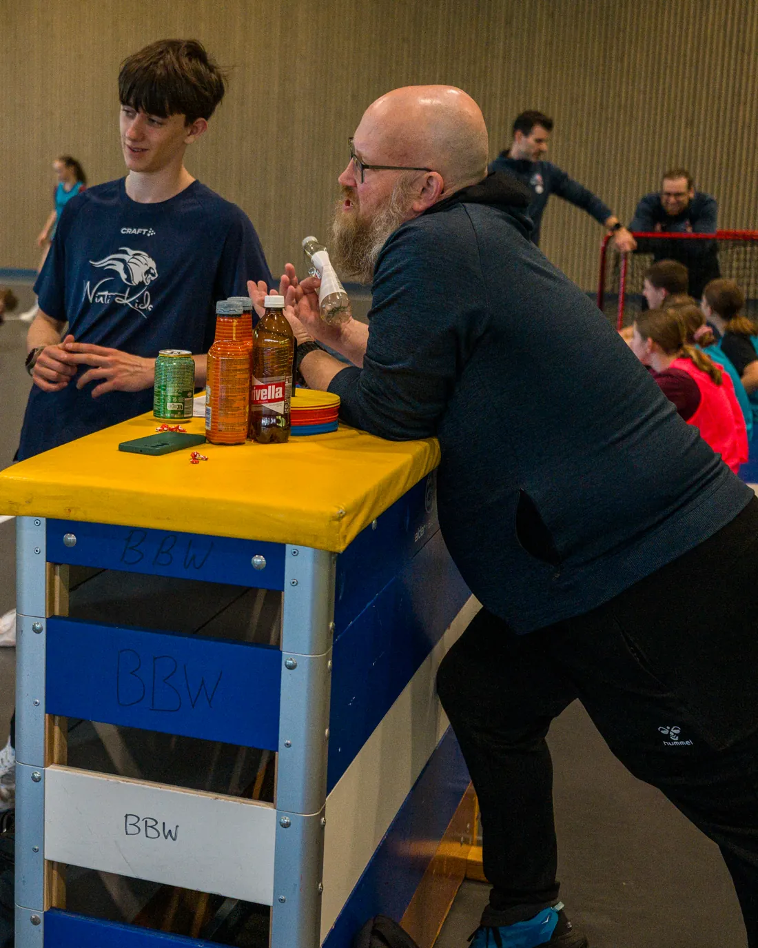 Patrick Bösch im Gespräch mit Nachwuchsspielern am Handballcamp